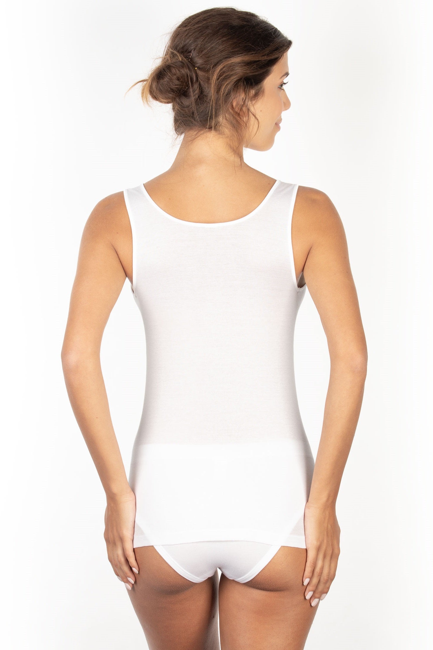 EGi's Filo di Scozia collection boasts a sleek camisole made of mercerized premium-grade cotton, renowned as "Lisle Cotton Yarn", "Lisle Thread", "Thread Scotland", "Filo di Scozia" (Italian) or "Fil d'Ecosse" (French).