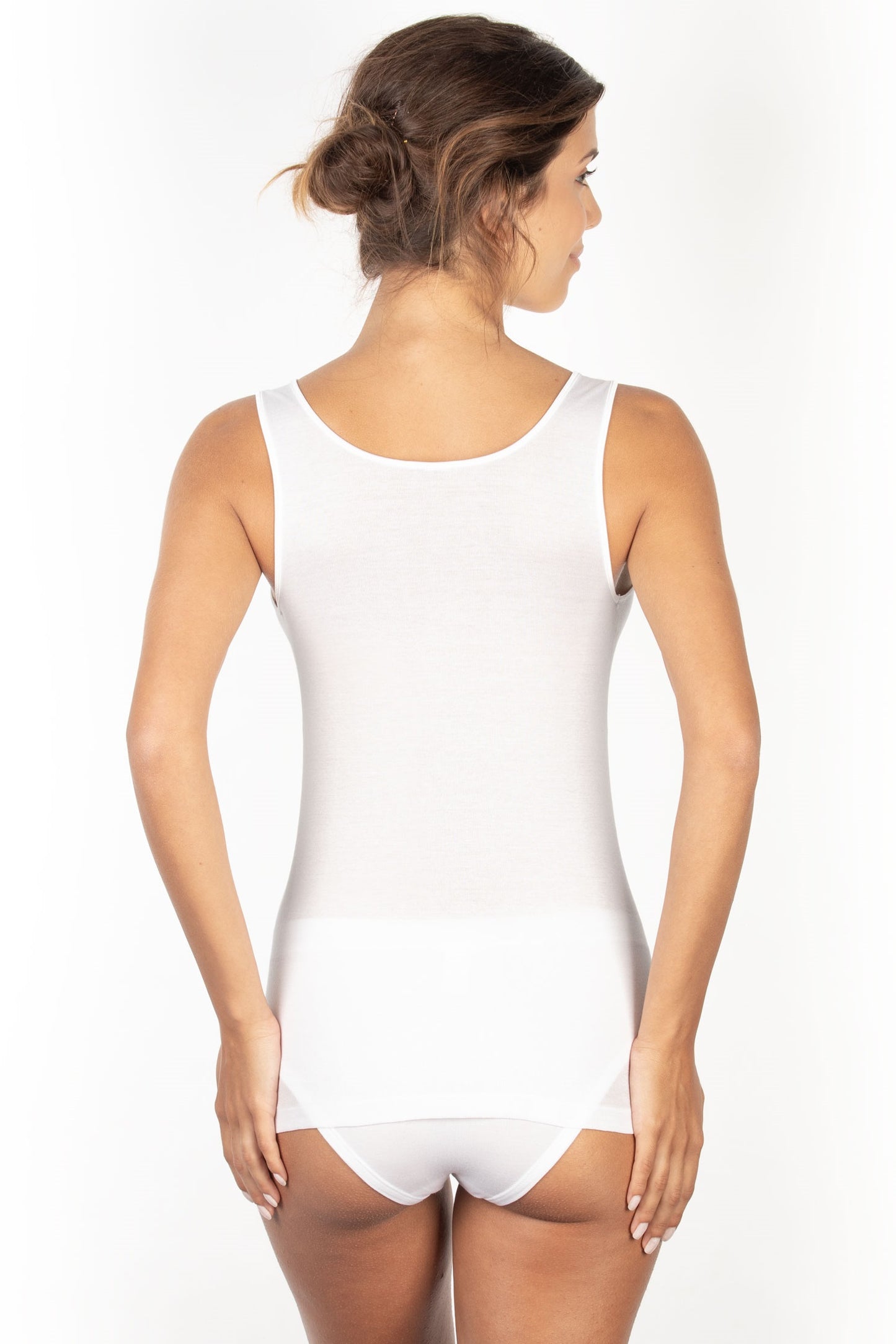 EGi's Filo di Scozia collection boasts a sleek camisole made of mercerized premium-grade cotton, renowned as "Lisle Cotton Yarn", "Lisle Thread", "Thread Scotland", "Filo di Scozia" (Italian) or "Fil d'Ecosse" (French).