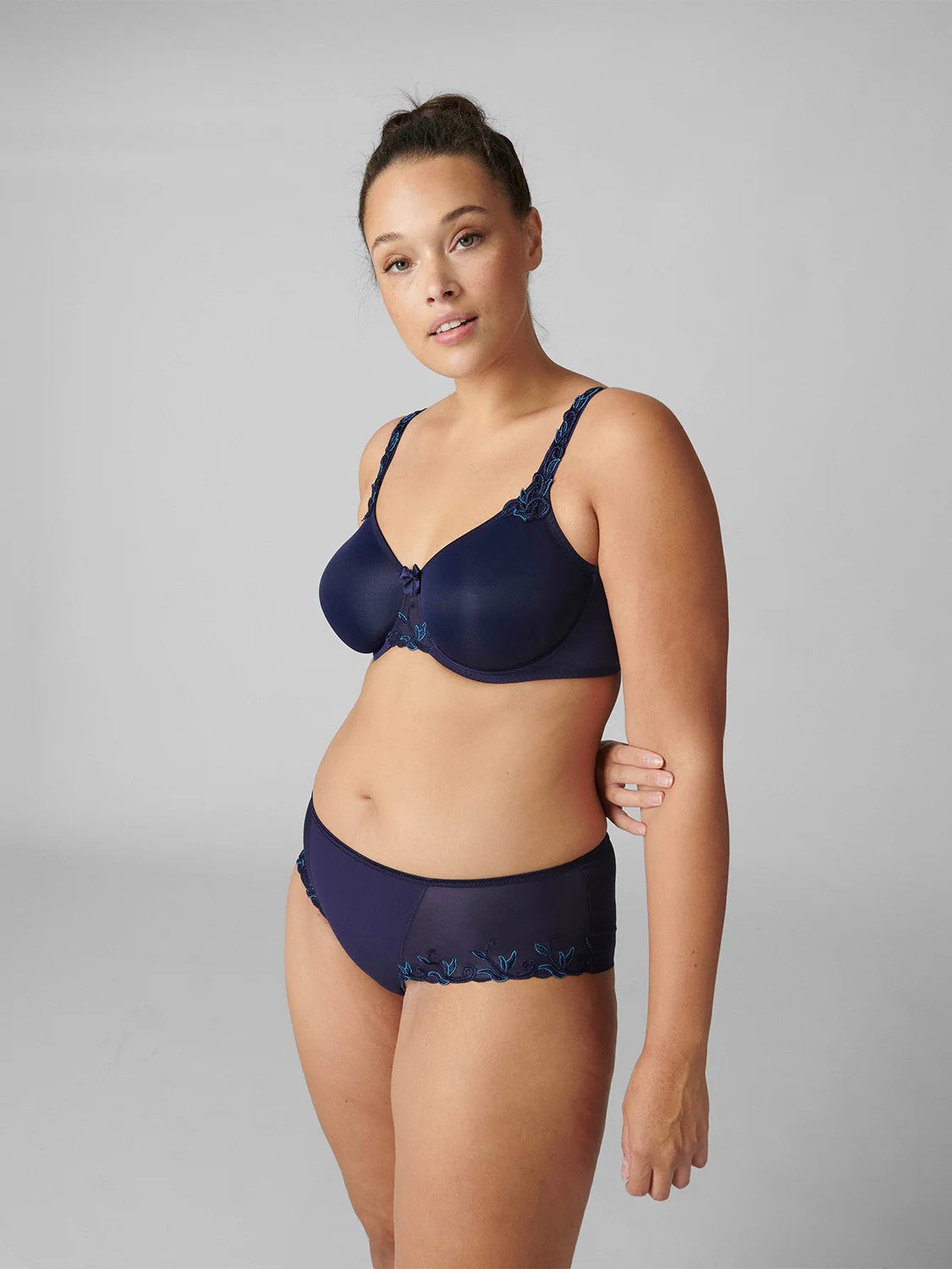 Simone Perele's Andora Unpadded Minimizer Bra front picture with matching panties (sold separately)