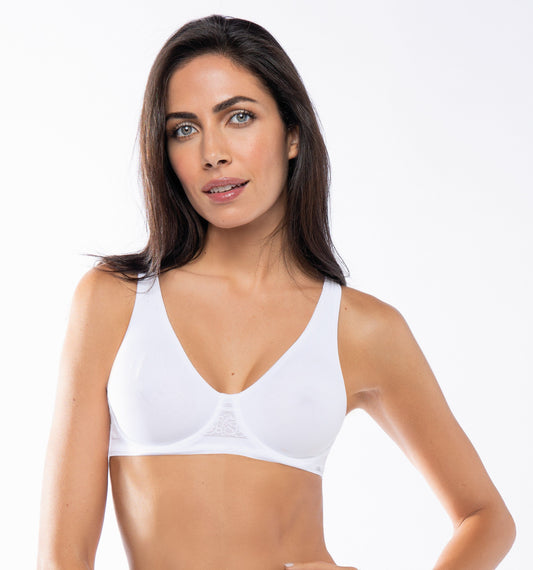 This underwire soft cup bra from SIéLEI Italy's Flower line provides optimal support and comfort ensured by its particular design and construction.