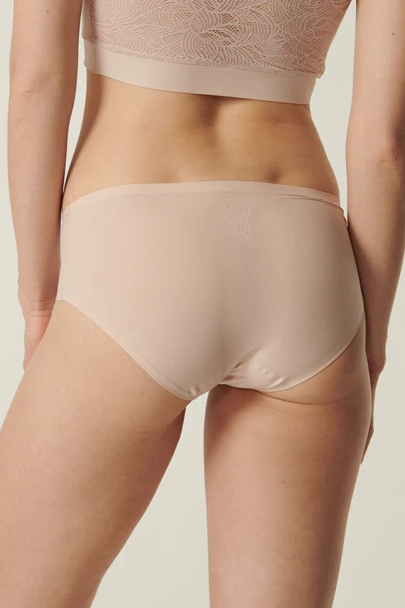 This SoftStretch Hipster Brief from Chantelle is a must-have for any wardrobe. Featuring laser-cut edging to prevent panty lines, this seamless boyleg underwear offers a second-skin sensation, ultra-softness, and unrestricted movement. Its lightweight, ultra-stretchable fabrics provide a comfortable fit for any body shape.