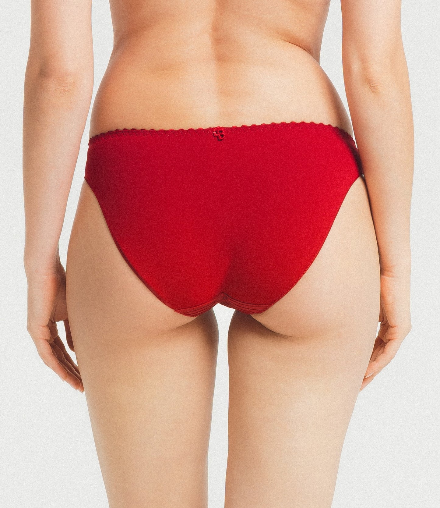 Louisa Bracq's Élise collection is finished with a brief which shows off embroidered leaves with pearlescent glints on the sides, accompanied by see-through tulle for a seductive display of transparency.