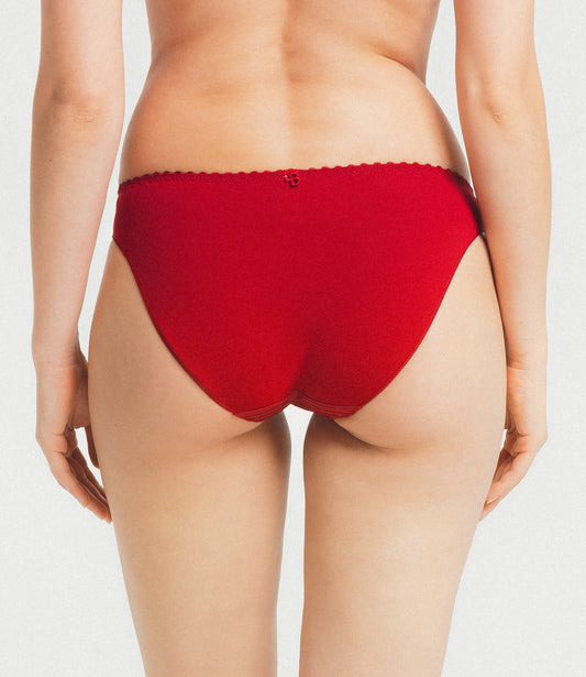 Louisa Bracq's Élise collection is finished with a brief which shows off embroidered leaves with pearlescent glints on the sides, accompanied by see-through tulle for a seductive display of transparency.