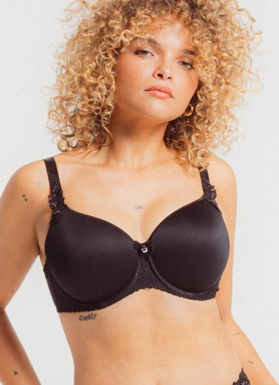 The Louisa Bracq spacer bra from the Lys Royal line offers luxurious floral embroidery and contains cups with no embroidery, enhancing its invisibility under clothing.