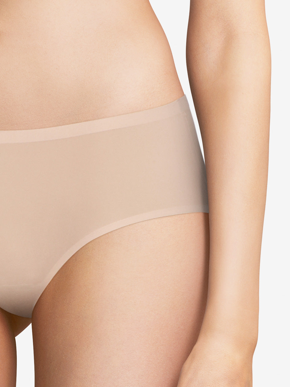 This SoftStretch Hipster Brief from Chantelle is a must-have for any wardrobe. Featuring laser-cut edging to prevent panty lines, this seamless boyleg underwear offers a second-skin sensation, ultra-softness, and unrestricted movement. Its lightweight, ultra-stretchable fabrics provide a comfortable fit for any body shape.