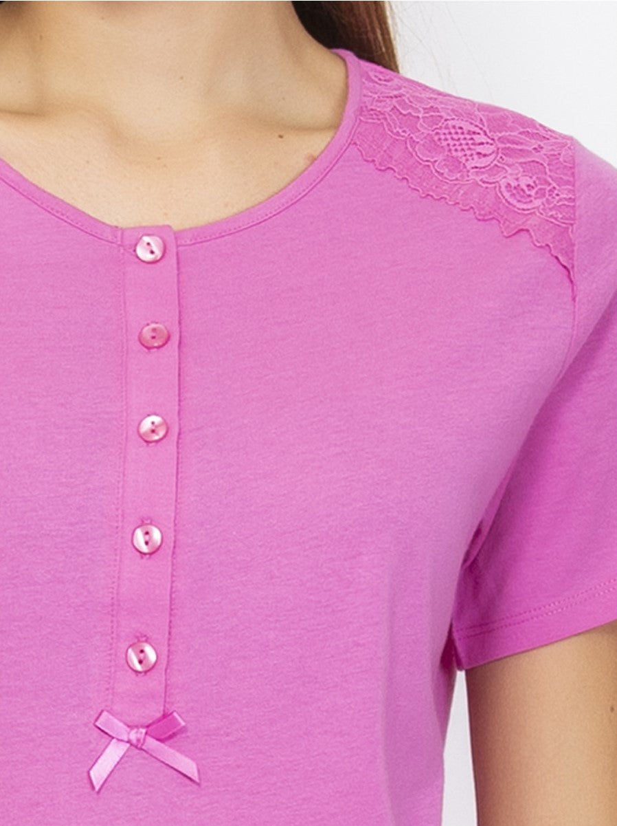 Verdissima's pajama set flaunts a macro-flower motif lace insert, delivering a modern yet elegant design.