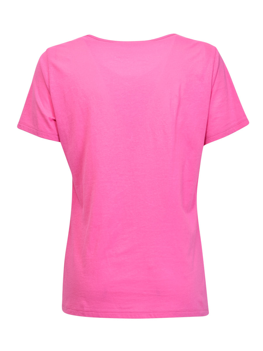 Verdissima's pajama set flaunts a macro-flower motif lace insert, delivering a modern yet elegant design.