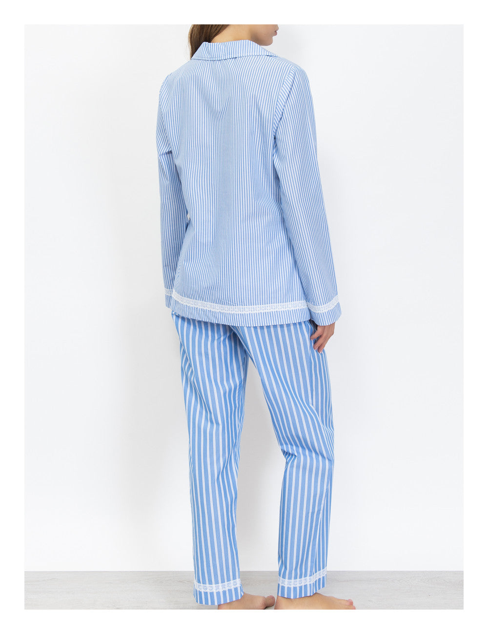 This Verdissima pajama set features a combination of male and female styling, with a button-up shirt top and long pants.