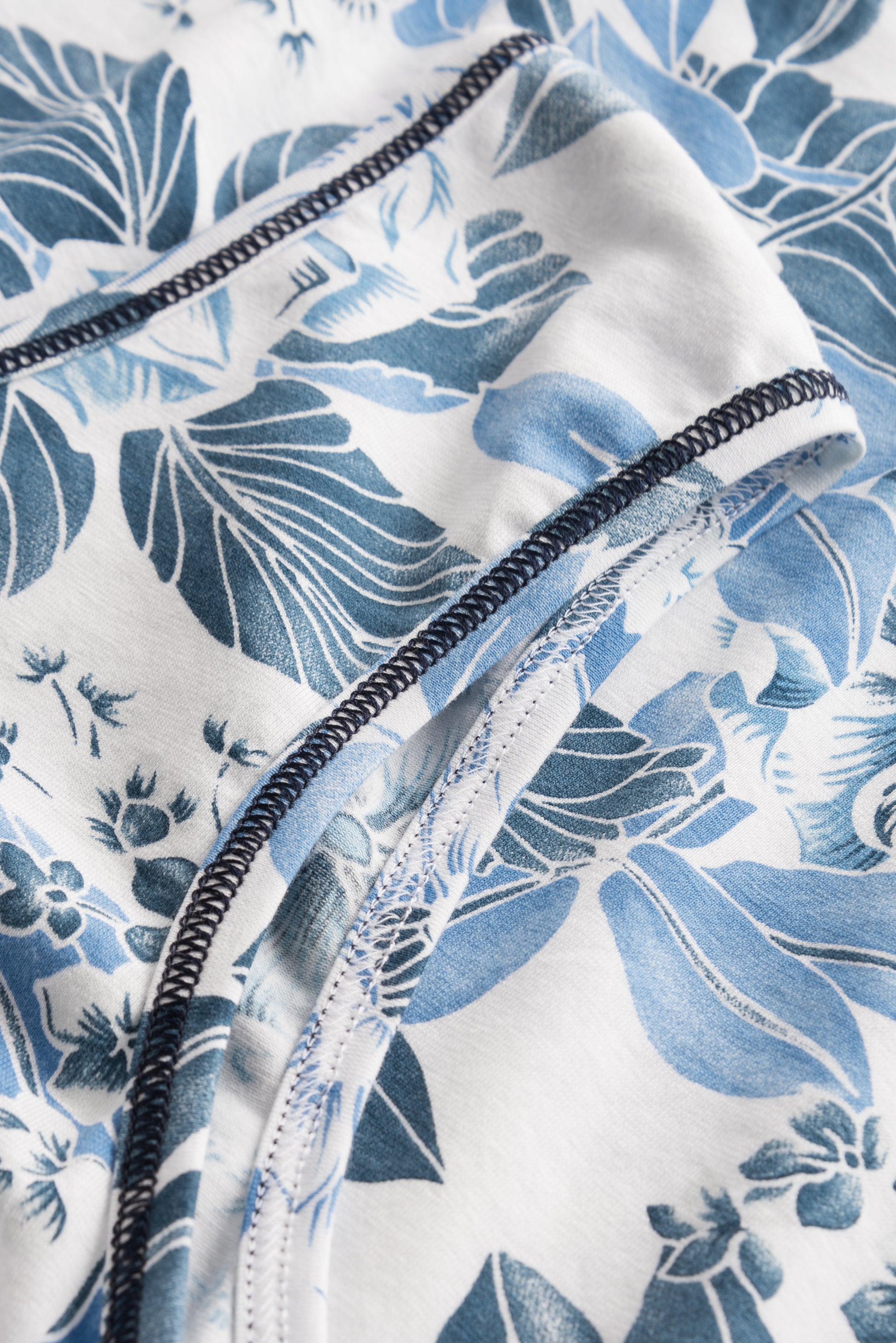 This nightgown from Rösch's Smart Casual collection is crafted from lightweight, supple single jersey cotton fabric, embellished with an indigo floral print. It is designed with a flattering, relaxed fit that ensures optimum comfort and ease of movement.  Sleeveless  Round-neck Stretchable cotton fabric The model is 176 cm tall and wears this item in a size M Made in EU, imported