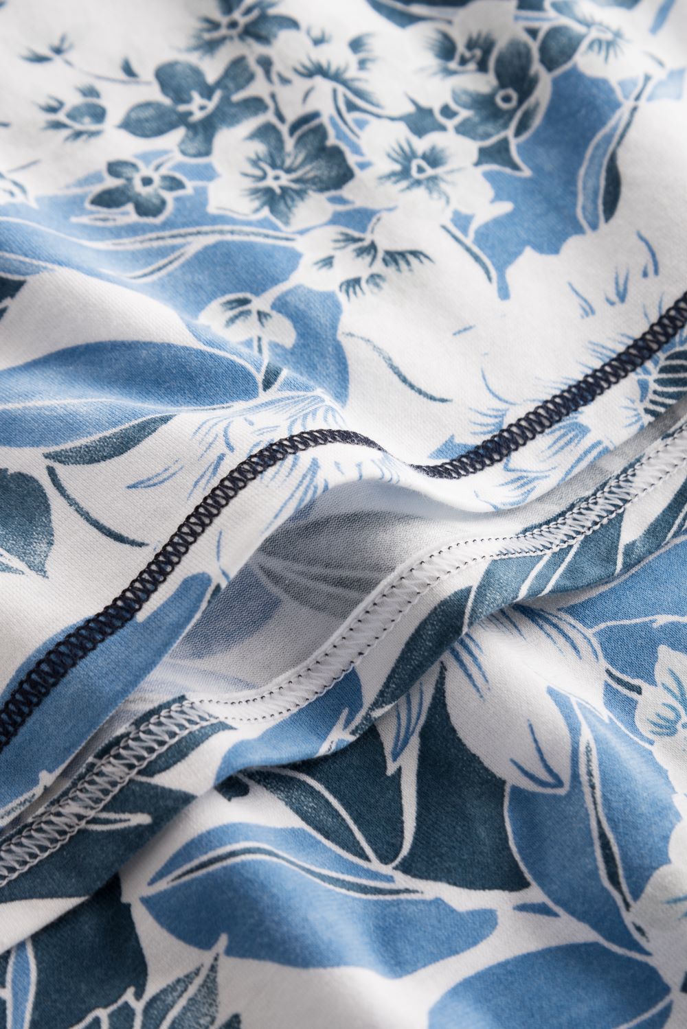 This nightgown from Rösch's Smart Casual collection is crafted from lightweight, supple single jersey cotton fabric, embellished with an indigo floral print. It is designed with a flattering, relaxed fit that ensures optimum comfort and ease of movement.  Sleeveless  Round-neck Stretchable cotton fabric The model is 176 cm tall and wears this item in a size M Made in EU, imported