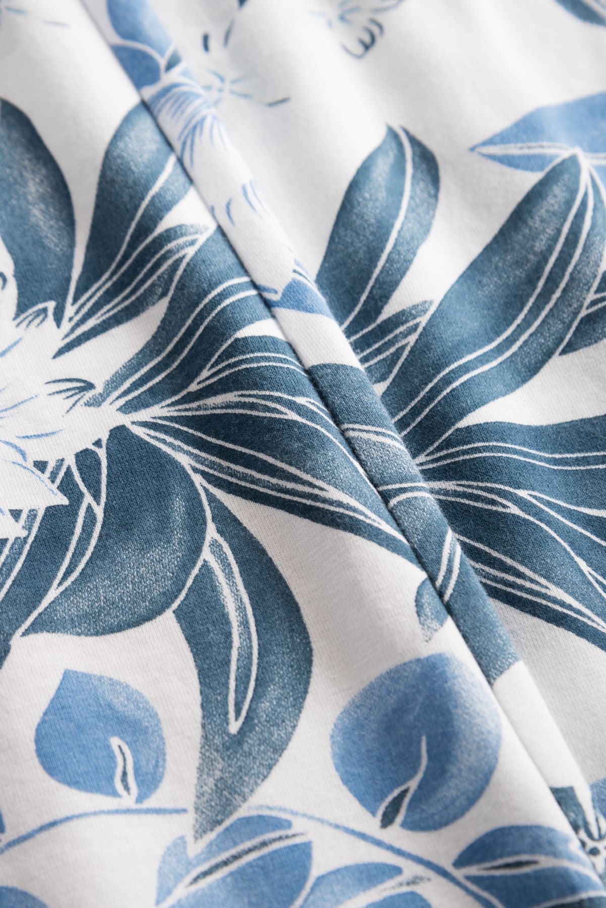 This nightgown from Rösch's Smart Casual collection is crafted from lightweight, supple single jersey cotton fabric, embellished with an indigo floral print. It is designed with a flattering, relaxed fit that ensures optimum comfort and ease of movement.  Sleeveless  Round-neck Stretchable cotton fabric The model is 176 cm tall and wears this item in a size M Made in EU, imported