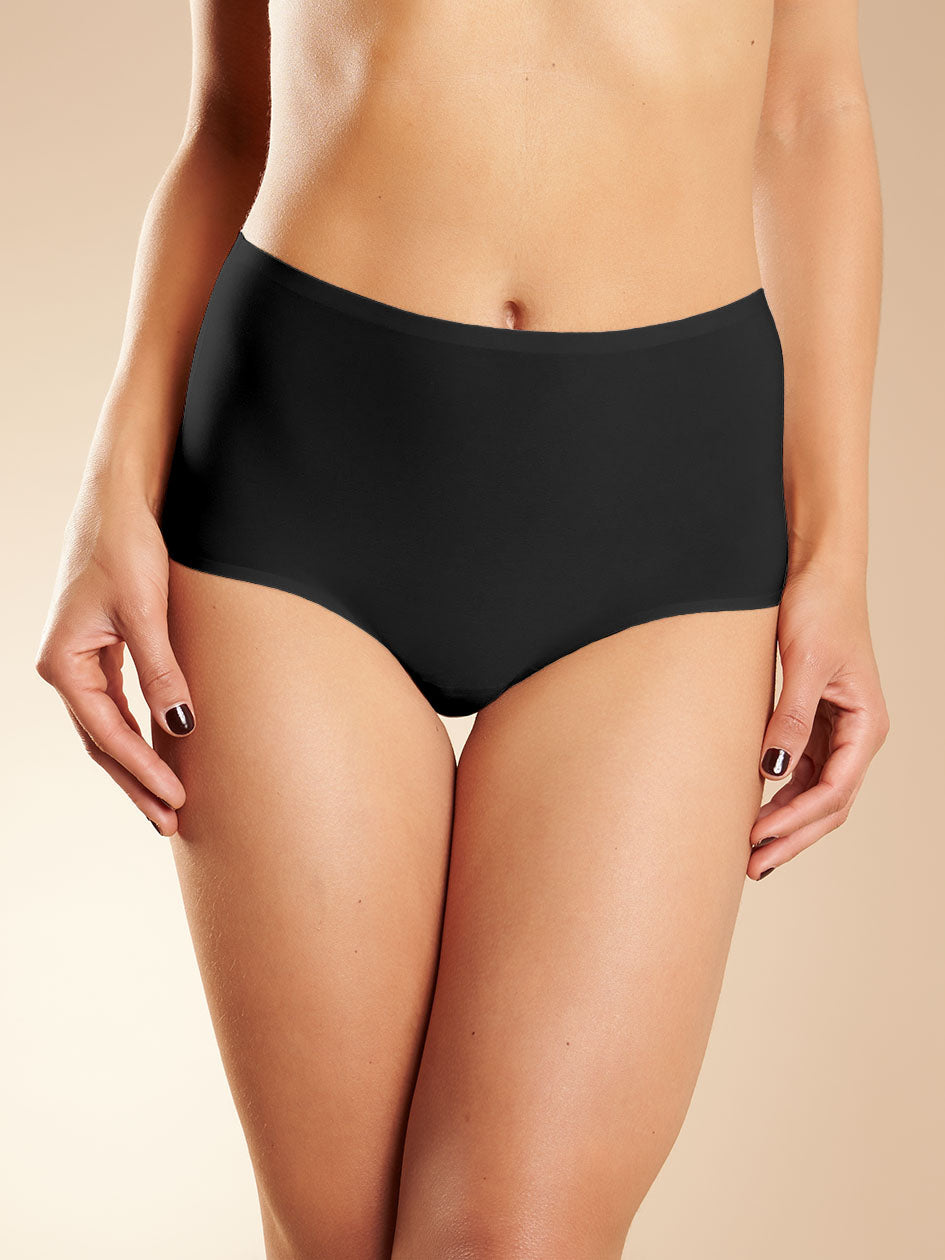This full brief from the SoftStretch line by Chantelle is a must-have for any wardrobe. Featuring laser-cut edging to prevent panty lines, this seamless underwear offers a second-skin sensation, ultra-softness, and unrestricted movement. Its lightweight, ultra-stretchable fabrics provide a comfortable fit for any body shape.