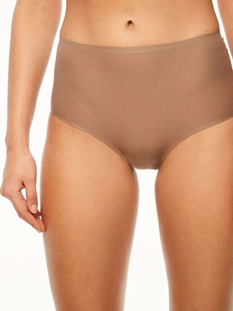 This full brief from the SoftStretch line by Chantelle is a must-have for any wardrobe. Featuring laser-cut edging to prevent panty lines, this seamless underwear offers a second-skin sensation, ultra-softness, and unrestricted movement. Its lightweight, ultra-stretchable fabrics provide a comfortable fit for any body shape.
