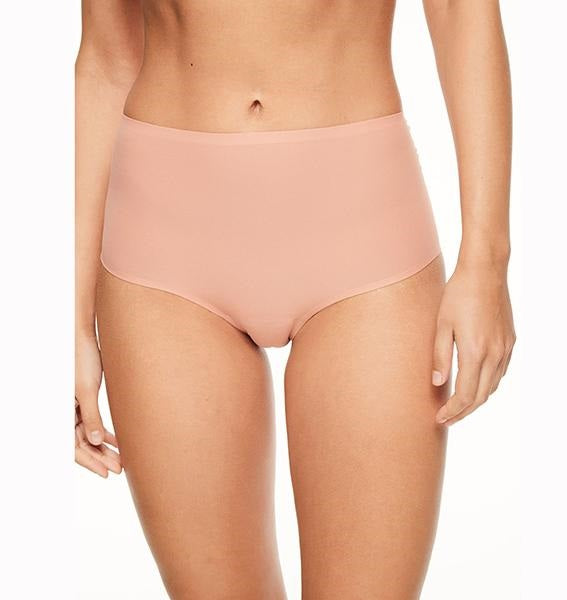 This full brief from the SoftStretch line by Chantelle is a must-have for any wardrobe. Featuring laser-cut edging to prevent panty lines, this seamless underwear offers a second-skin sensation, ultra-softness, and unrestricted movement. Its lightweight, ultra-stretchable fabrics provide a comfortable fit for any body shape.
