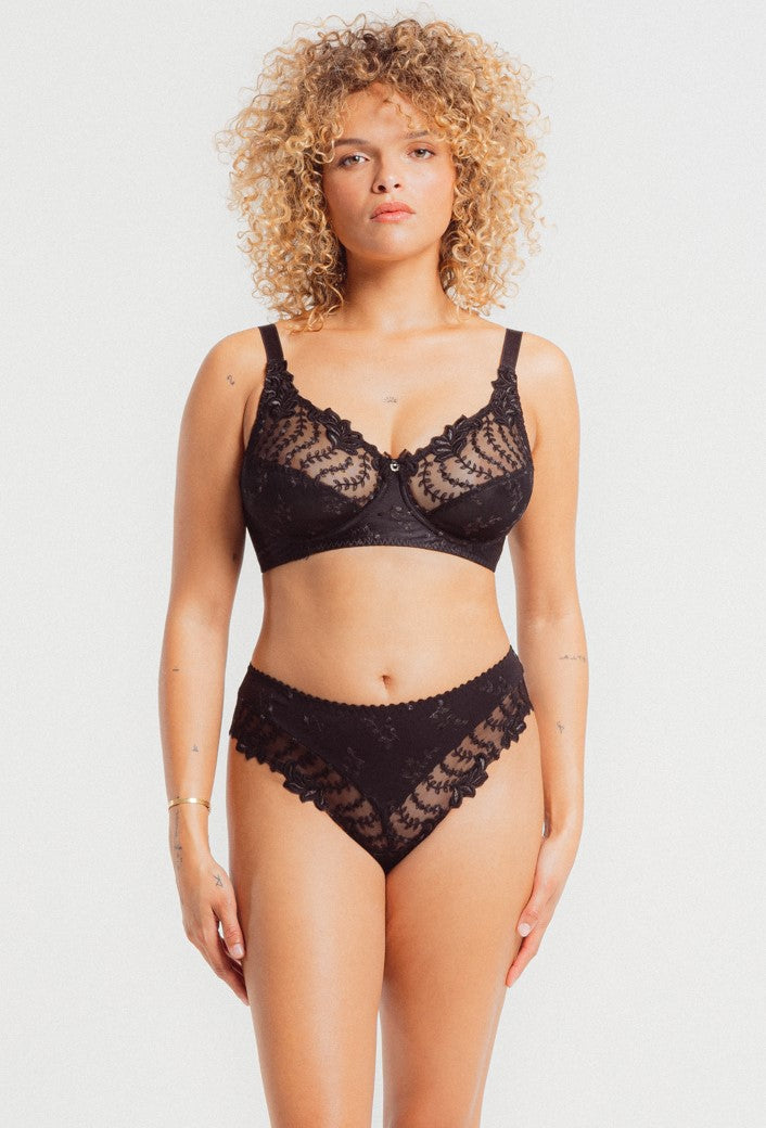 The signature Brazilian shorty from the Lys Royal collection features delicate garlands of leaves along the leg-lines, paired with a sheer tulle fabric that adds a hint of allure to any look.