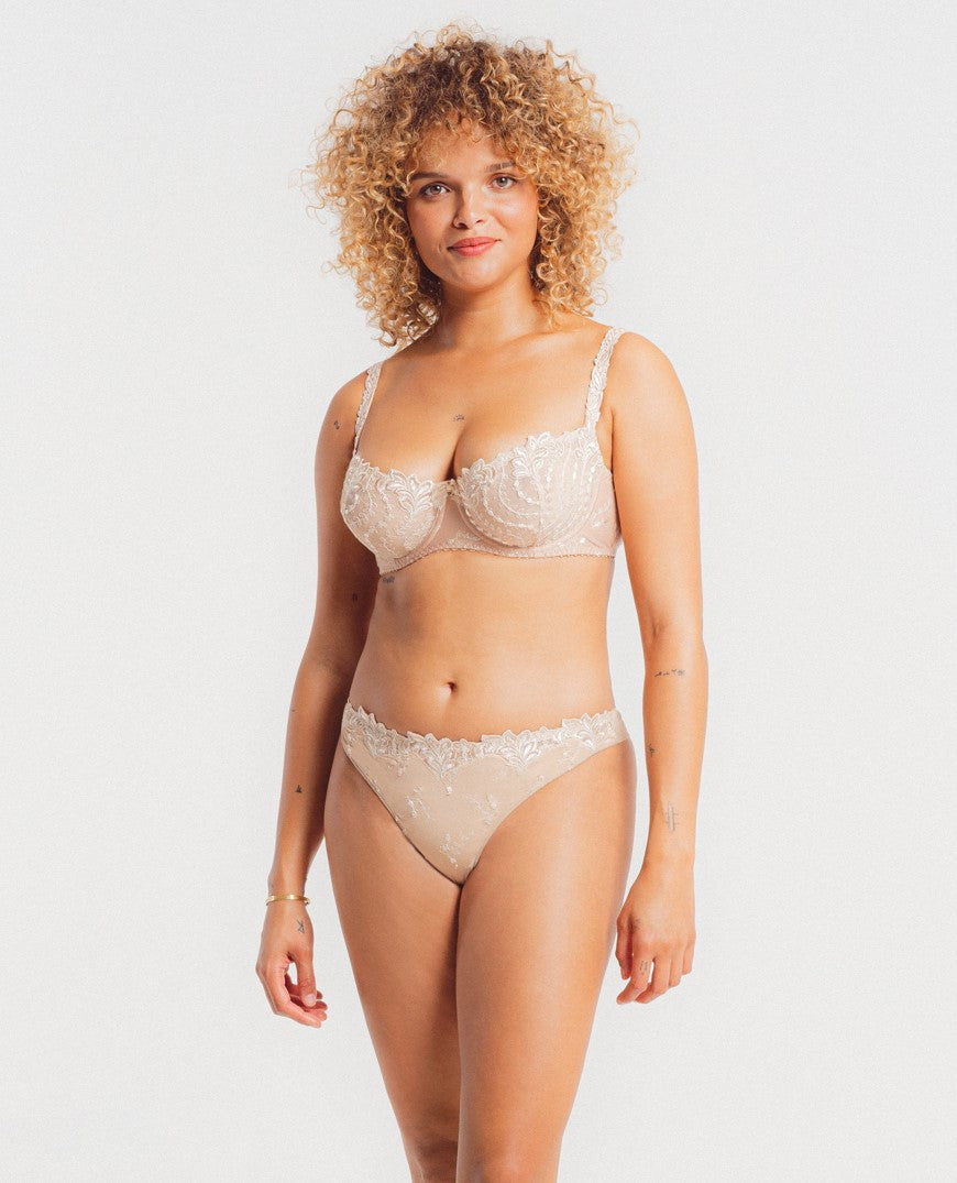 The Louisa Bracq thong from the Lys Royal line is adorned with garlands of small tone-on-tone leaves at the front, and is elevated with a generous floral pattern for a touch of added allure.
