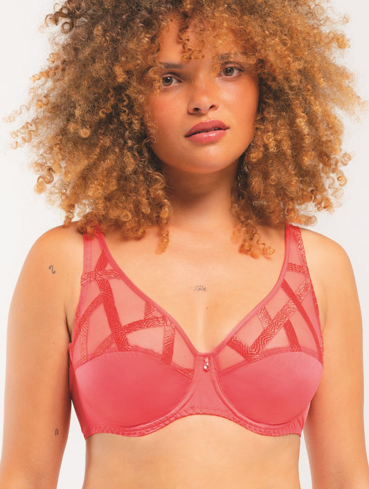 This piece from the Série range of Louisa Bracq features a fusion of geometric embroidery and semi-transparent tulle, which subtly showcases the wearer's skin for an alluring and stylish appearance. Its lightweight, soft and silky fabric ensure an ideal and comfortable fit for any size.