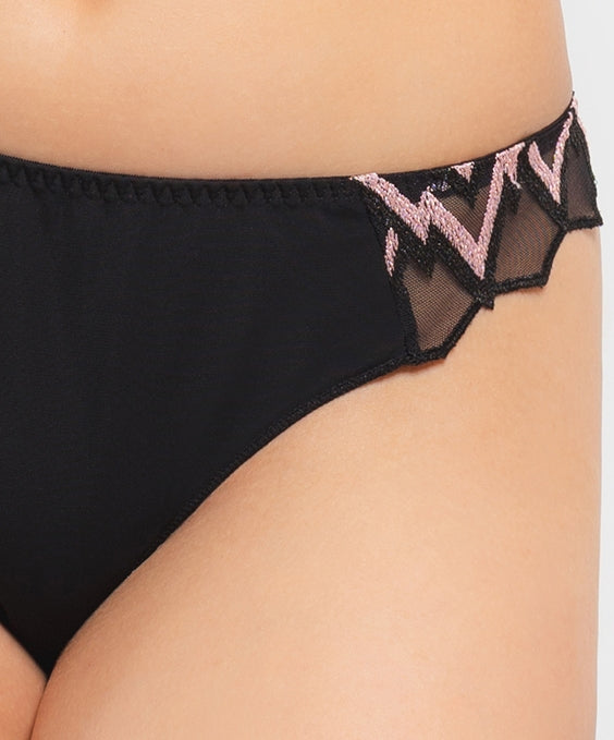 The Louisa Bracq tanga from the Ziggy line is a faithful reference to the aesthetics of David Bowie.