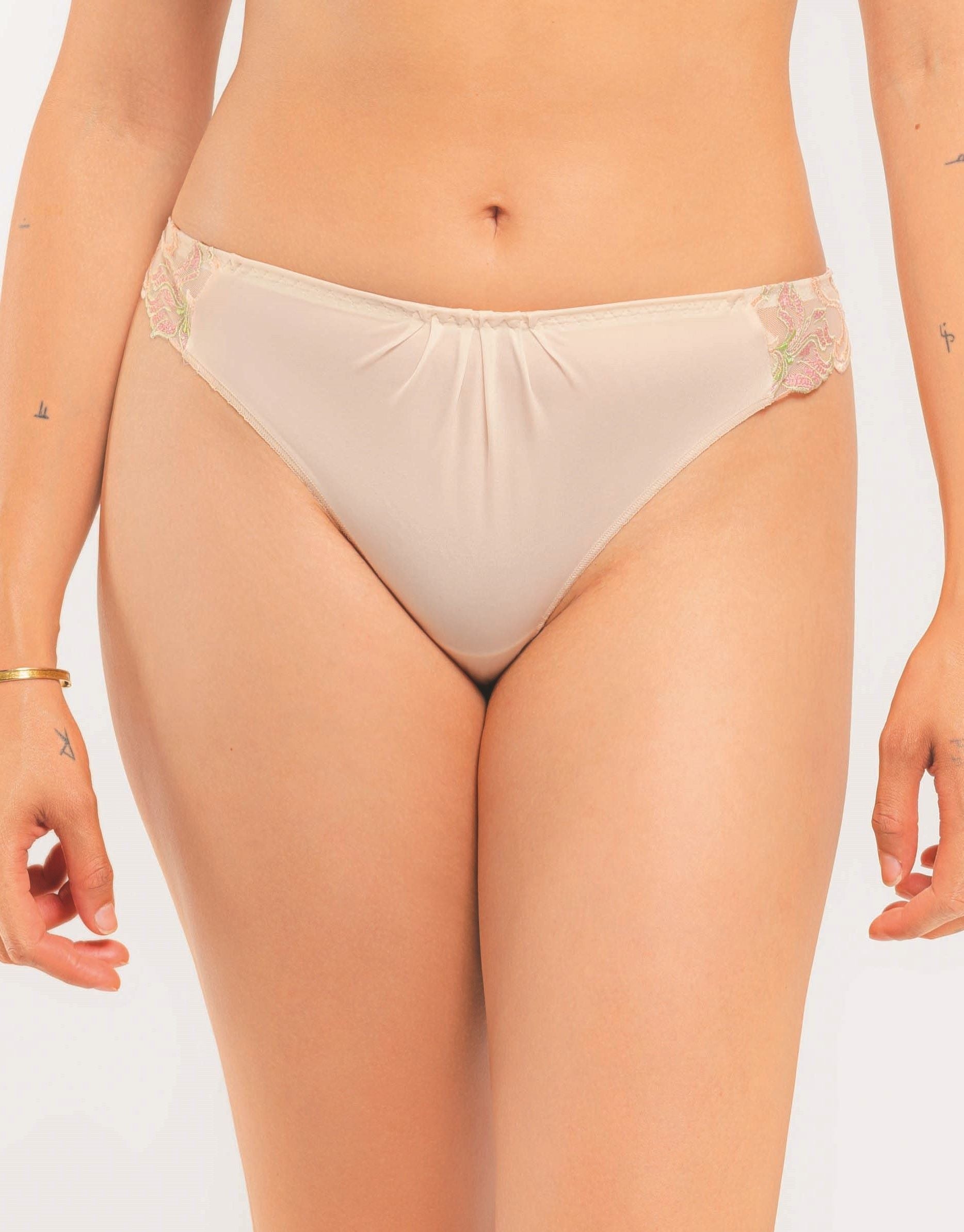 The Horta line's tanga is inspired by the varied architecture of Victor Horta, a renowned Belgian architect renowned for his involvement in the Art Nouveau movement in Belgium.