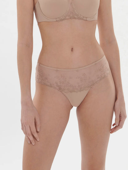 DELICE Embroidered Shorty