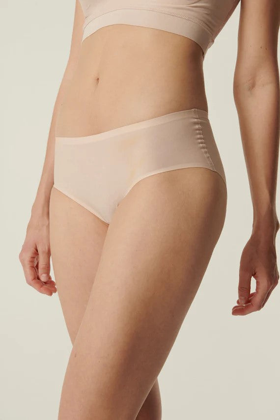 This SoftStretch Hipster Brief from Chantelle is a must-have for any wardrobe. Featuring laser-cut edging to prevent panty lines, this seamless boyleg underwear offers a second-skin sensation, ultra-softness, and unrestricted movement. Its lightweight, ultra-stretchable fabrics provide a comfortable fit for any body shape.