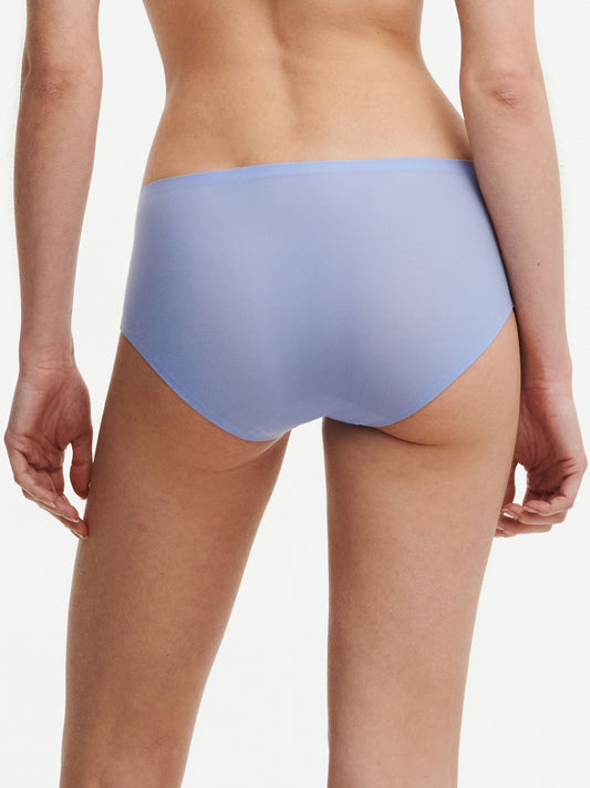 This SoftStretch Hipster Brief from Chantelle is a must-have for any wardrobe. Featuring laser-cut edging to prevent panty lines, this seamless boyleg underwear offers a second-skin sensation, ultra-softness, and unrestricted movement. Its lightweight, ultra-stretchable fabrics provide a comfortable fit for any body shape.