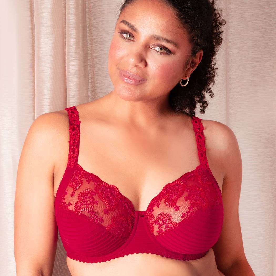 The Élise line from Louisa Bracq is topped off with a full-cup bra featuring embroidered leaves with pearl-esque reflections on the cups, complemented by a transparent tulle. The silky, delicate fabric is designed to give full coverage while offering an ideal, comfortable fit that stays all day.