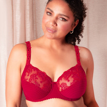 The Élise line from Louisa Bracq is topped off with a full-cup bra featuring embroidered leaves with pearl-esque reflections on the cups, complemented by a transparent tulle. The silky, delicate fabric is designed to give full coverage while offering an ideal, comfortable fit that stays all day.