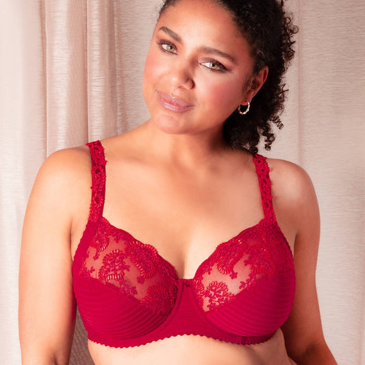 The Élise line from Louisa Bracq is topped off with a full-cup bra featuring embroidered leaves with pearl-esque reflections on the cups, complemented by a transparent tulle. The silky, delicate fabric is designed to give full coverage while offering an ideal, comfortable fit that stays all day.
