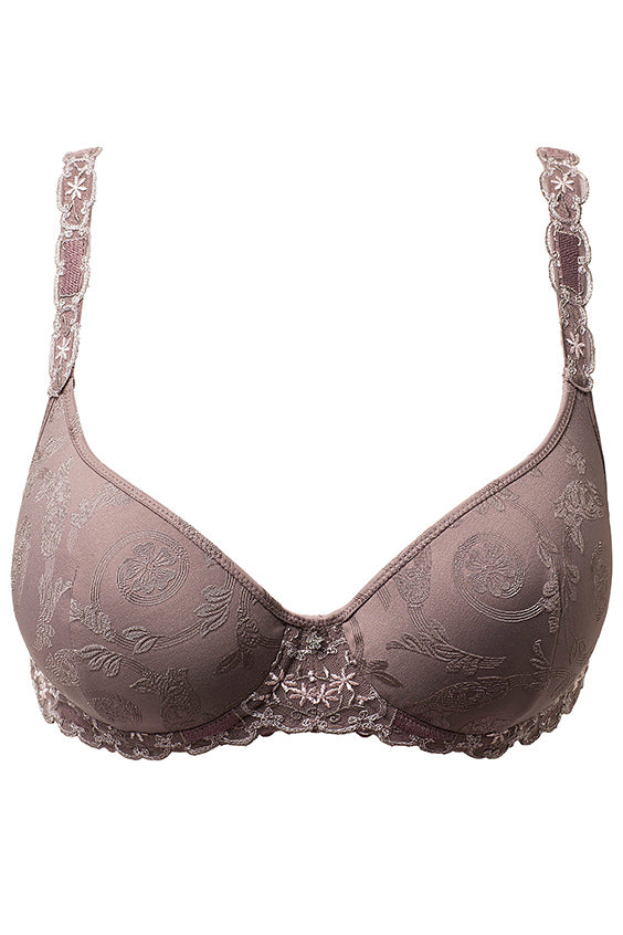 The Marie-Antoinette line by Louisa Bracq offers a bi-elastic jacquard warp and weft fabric with an elegant scroll pattern and palmettes reminiscent of 19th century decorative arts.