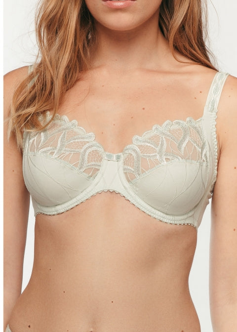 Crafted from the finest materials, the Flamboyant Embroidery Full Cup Bra from the Julia iconic line of Louisa Bracq is a masterwork of artistry and design. 