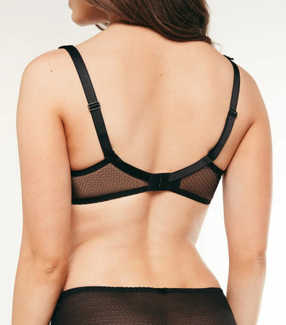The Louisa Bracq full-cup bra from the Claddagh line adopts the name from the timeless Claddagh ring.