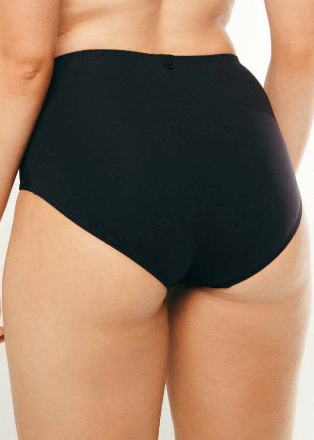 The Louisa Bracq full-brief from Claddagh possesses a timeless Claddagh-inspired ring design. 