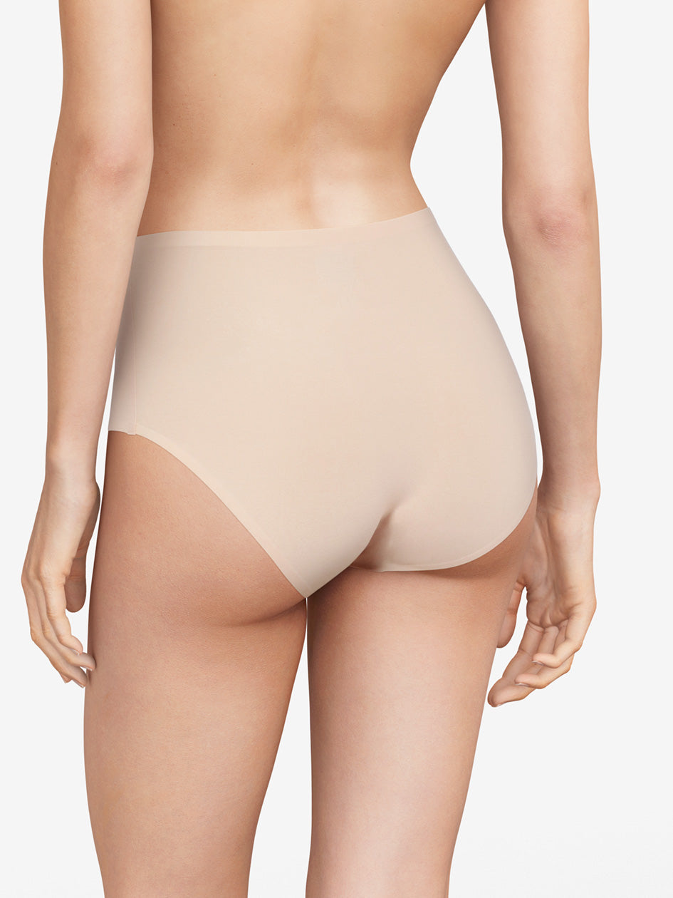 This full brief from the SoftStretch line by Chantelle is a must-have for any wardrobe. Featuring laser-cut edging to prevent panty lines, this seamless underwear offers a second-skin sensation, ultra-softness, and unrestricted movement. Its lightweight, ultra-stretchable fabrics provide a comfortable fit for any body shape.