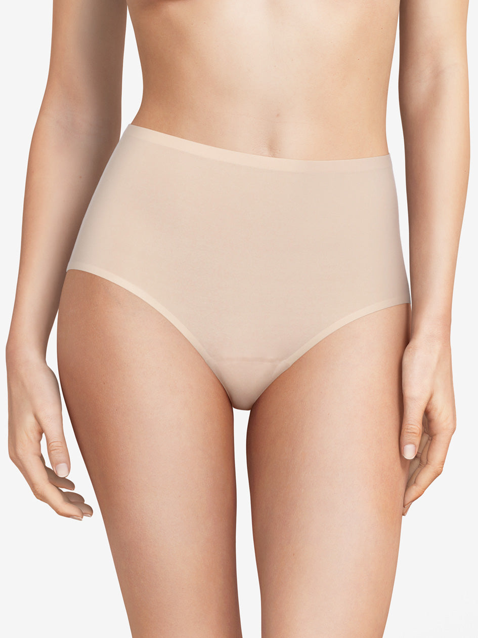 This full brief from the SoftStretch line by Chantelle is a must-have for any wardrobe. Featuring laser-cut edging to prevent panty lines, this seamless underwear offers a second-skin sensation, ultra-softness, and unrestricted movement. Its lightweight, ultra-stretchable fabrics provide a comfortable fit for any body shape.