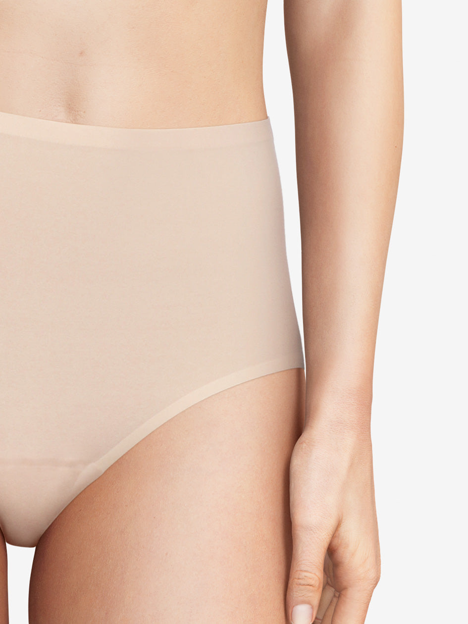 This full brief from the SoftStretch line by Chantelle is a must-have for any wardrobe. Featuring laser-cut edging to prevent panty lines, this seamless underwear offers a second-skin sensation, ultra-softness, and unrestricted movement. Its lightweight, ultra-stretchable fabrics provide a comfortable fit for any body shape.
