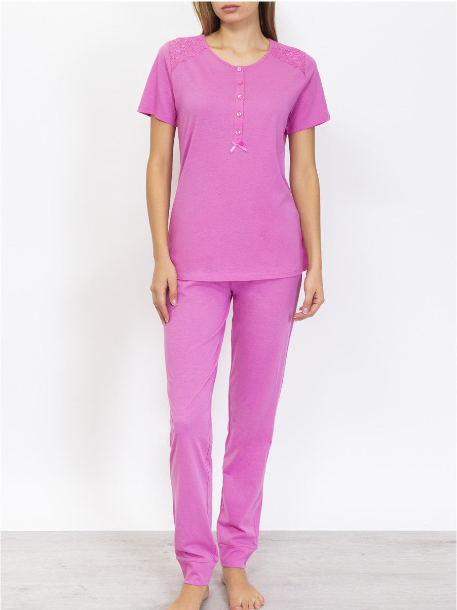 Verdissima's pajama set flaunts a macro-flower motif lace insert, delivering a modern yet elegant design. 