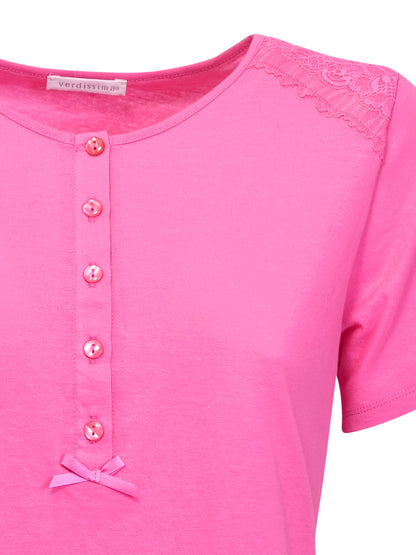 Verdissima's pajama set flaunts a macro-flower motif lace insert, delivering a modern yet elegant design. 