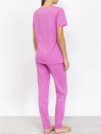 Verdissima's pajama set flaunts a macro-flower motif lace insert, delivering a modern yet elegant design. 