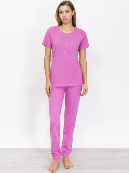 Verdissima's pajama set flaunts a macro-flower motif lace insert, delivering a modern yet elegant design. 