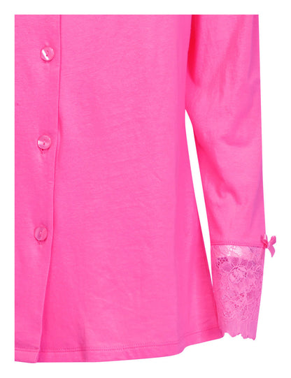 Verdissima's pajama set flaunts a macro-flower motif lace insert, delivering a modern yet elegant design. 