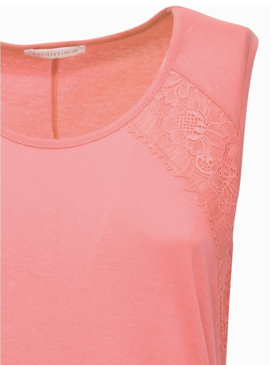 Verdissima's short nightgown features wide shoulder straps adorned with macro-flower motif lace inserts for an updated, modern look.