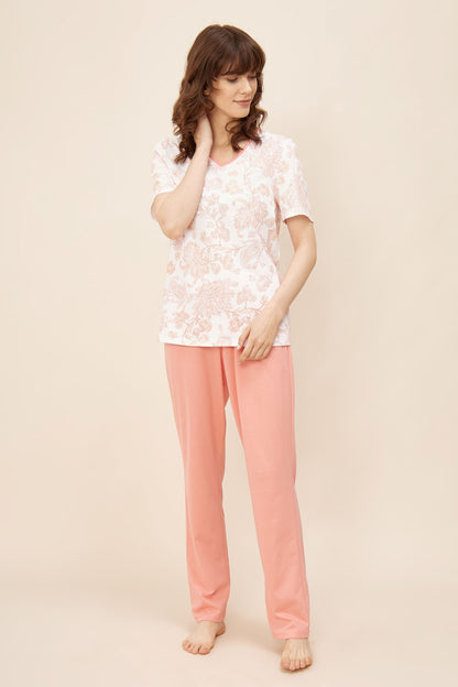 Made from thin and soft interlock fabric, the two-piece pajama set from Rösch's Smart Casual collection boasts a minimalistic design, elegant color scheme and chic print.
