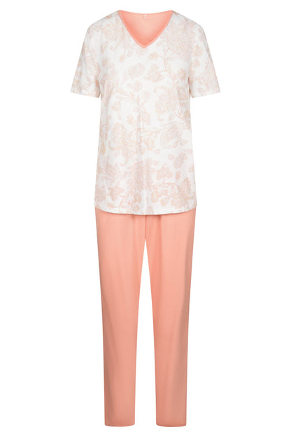 Made from thin and soft interlock fabric, the two-piece pajama set from Rösch's Smart Casual collection boasts a minimalistic design, elegant color scheme and chic print.