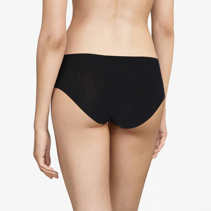 This SoftStretch Hipster Brief from Chantelle is a must-have for any wardrobe. Featuring laser-cut edging to prevent panty lines, this seamless boyleg underwear offers a second-skin sensation, ultra-softness, and unrestricted movement. Its lightweight, ultra-stretchable fabrics provide a comfortable fit for any body shape.