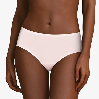 This SoftStretch Hipster Brief from Chantelle is a must-have for any wardrobe. Featuring laser-cut edging to prevent panty lines, this seamless boyleg underwear offers a second-skin sensation, ultra-softness, and unrestricted movement. Its lightweight, ultra-stretchable fabrics provide a comfortable fit for any body shape.