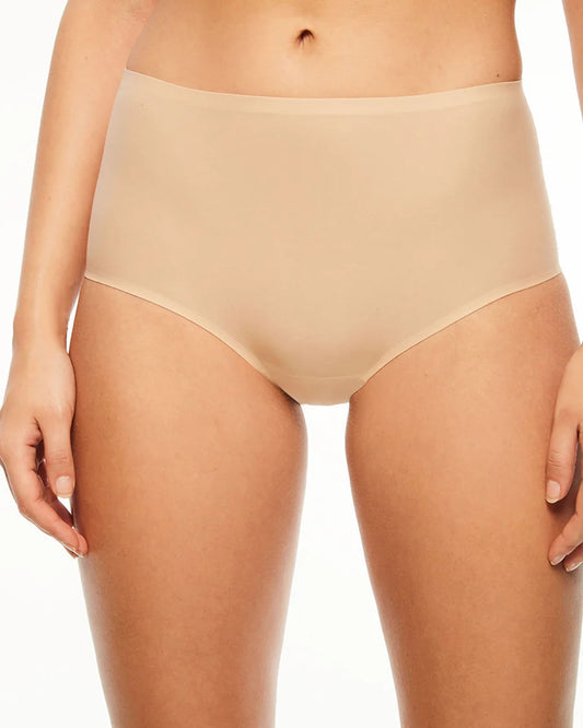 This full brief from the SoftStretch line by Chantelle is a must-have for any wardrobe. Featuring laser-cut edging to prevent panty lines, this seamless underwear offers a second-skin sensation, ultra-softness, and unrestricted movement. Its lightweight, ultra-stretchable fabrics provide a comfortable fit for any body shape.