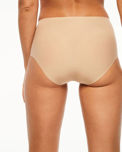 This full brief from the SoftStretch line by Chantelle is a must-have for any wardrobe. Featuring laser-cut edging to prevent panty lines, this seamless underwear offers a second-skin sensation, ultra-softness, and unrestricted movement. Its lightweight, ultra-stretchable fabrics provide a comfortable fit for any body shape.