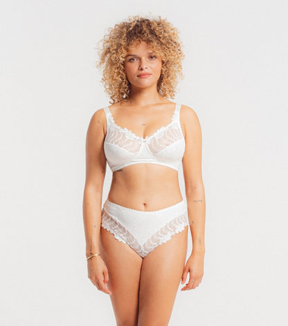 The full cup bra from the Lys Royal line of Louisa Bracq offers a detailed and luxuriant flower embroidery.