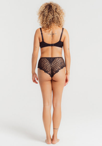 Embellished with a detailed flower embroidery, the Balconette Bra from Louisa Bracq's Lys Royal line boasts a combination of garlands of small leaves and sheer tulle for a subtle, sensuous style. 